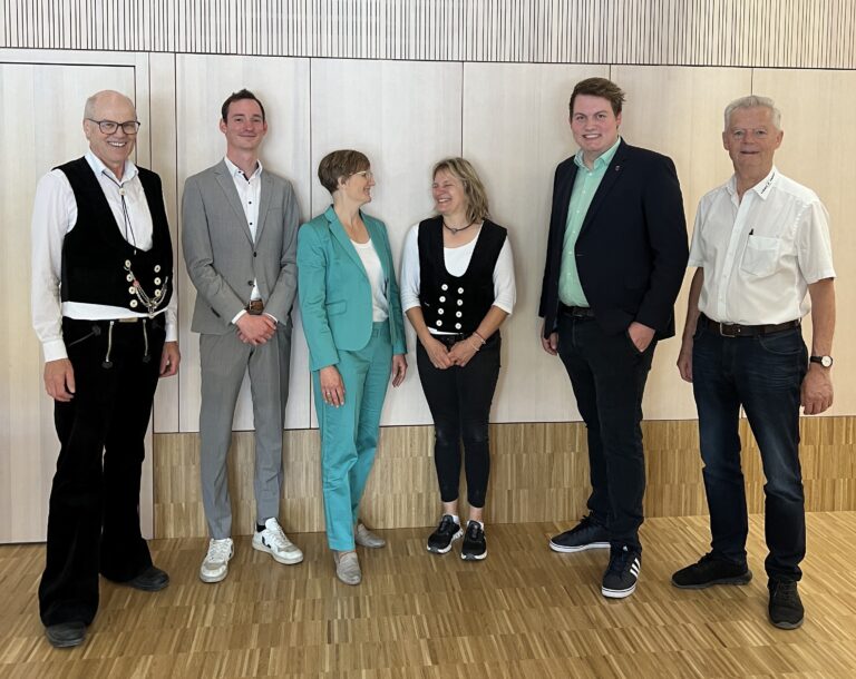 Franziska Brantner bei Holzbau  Amann und Lignotrend